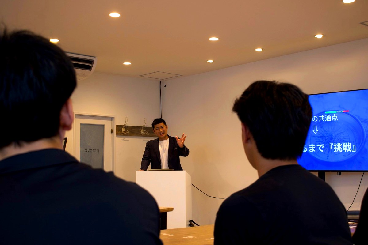 トークセッションで話す弊社代表・色川冬馬
